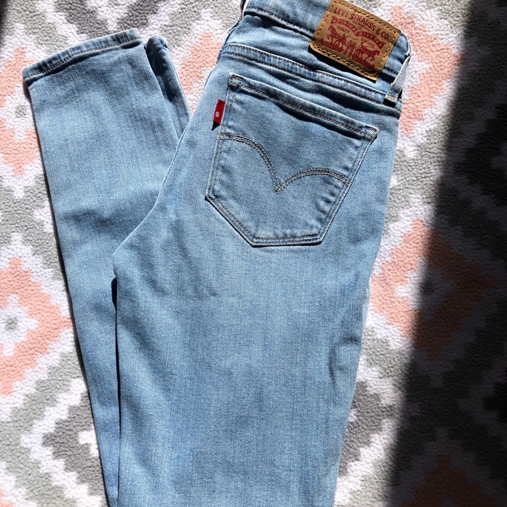 Women’s/ juniors Levi’s jeans